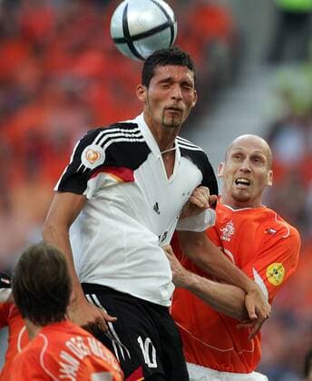 Kevin Kuranyi (Deutschland, li.) kommt gegen Jaap Stam (Niederlande) zum Kopfball Fußball EM Herren Euro 2004, Europameisterschaft, Länderspiel, Nationalmannschaft, Nationalteam, Gruppe D, Gruppe Porto Dynamik,
