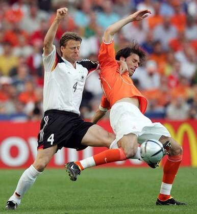 Ruud van Nistelrooy (Niederlande, re.) gegen Christian Wörns (Deutschland) Fußball EM Herren Euro 2004, Europameisterschaft, Länderspiel, Nationalmannschaft, Nationalteam, Gruppe D, Gruppe Porto Dynamik, Kampf,