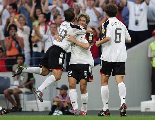 Torschütze Torsten Frings (Mitte) wird von Bernd Schneider (li.) umarmt; daneben Baumann (alle Deutschland) Fußball EM Herren Euro 2004, Europameisterschaft, Länderspiel, Nationalmannschaft, Nationalteam, Gruppe D, Gruppe Porto
