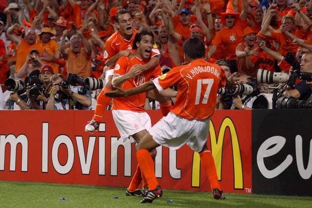 Wesley Sneijder (li.), Ruud van Nistelrooy (Mitte) und Pierre van Hooijdonk (alle Niederlande) bejubeln den Treffer zum 1:1 vor den bereitstehenden Fotografen Fußball EM Herren Euro 2004, Europameisterschaft, Länderspiel, Nationalmannschaft, Nationalteam, Gruppe D, Gruppe Porto Freude, Begeisterung,