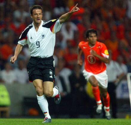 Fredi Bobic (Deutschland) gibt die Richtung an Fußball EM Herren Euro 2004, Europameisterschaft, Länderspiel, Nationalmannschaft, Nationalteam, Gruppe D Einzelbild Porto