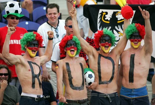 Rudi wir lieben dich ! Vier deutsche Fans zeigen deutlich das der deutsche Teamchef der Größte für sie ist - VERÖFFENTLICHUNGSRECHTE NUR FÜR DEUTSCHE MEDIEN Fußball EM Herren Euro 2004, Europameisterschaft, Deutschland, Nationalmannschaft, Nationalteam, Länderspiel, Gruppe Porto Freude, Begeisterung,