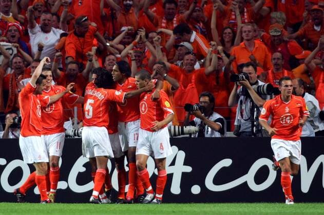 Torjubel Niederlande mit v. li.: Overmars, van der Vaart, Bronckhorst, van Hooijdonk, Bouma und Sneijder - VERÖFFENTLICHUNGSRECHTE NUR FÜR DEUTSCHE MEDIEN Fußball EM Herren Euro 2004, Europameisterschaft, Niederlande, Nationalmannschaft, Nationalteam, Länderspiel, Holland, Totale Porto Freude, Begeisterung,