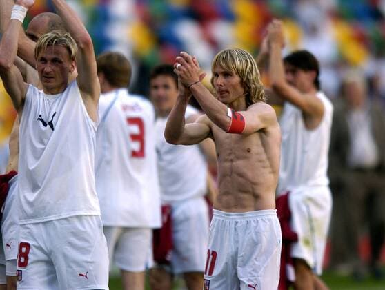 Pavel Nedved (re.) und Marek Heinz (beide Tschechien) bedanken sich bei den Anhängern Fußball EM Herren Euro 2004, Europameisterschaft, Länderspiel, Nationalmannschaft, Nationalteam, Gruppe D, Gruppe Aveiro Freude,