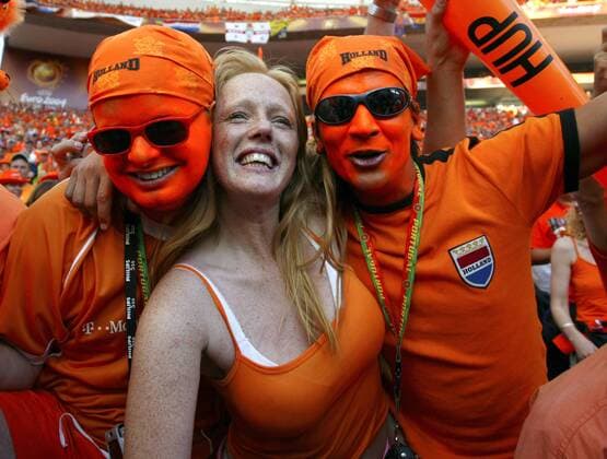 Die niederländischen Fans in ihrem traditionellen Oranje-Outfit wissen sich gekonnt in Szene zu setzen Fußball EM Herren Euro 2004, Europameisterschaft, Länderspiel, Nationalmannschaft, Nationalteam, Gruppe D Gruppe Porto Freude,