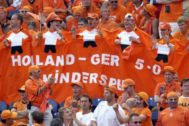 Niederländische Fans sind sehr optimistisch für den Ausgang des Spiels - Holland-GER 5:0 - Kinderspiel Fußball EM Herren Euro 2004, Europameisterschaft, Länderspiel, Nationalmannschaft, Nationalteam, Gruppe D, Gruppe Holland, holländische, Porto, holländischer, niederländischer Freude,