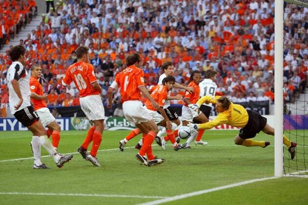 Torwart Edwin van der Sar (Niederlande) greift daneben und kassiert das 1:0 Fußball EM Herren Euro 2004, Europameisterschaft, Länderspiel, Nationalmannschaft, Nationalteam, Gruppe D Totale Porto  