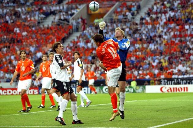 Torwart Oliver Kahn (Deutschland) faustet den Ball vor Rafael van der Vaart (Niederlande) weg Fußball EM Herren Euro 2004, Europameisterschaft, Länderspiel, Nationalmannschaft, Nationalteam, Gruppe D Gruppe Porto Dynamik,  