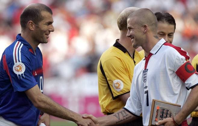 Die Vereinskollegen Zinedine Zidane (Frankreich, li.) und David Beckham (England beide Real Madrid) treten als Mannschaftskapitäne ihrer Nationalteams zum freudigen Shakehands an Fußball EM Herren Euro 2004, Europameisterschaft, Länderspiel, Nationalmannschaft, Nationalteam, Gruppe B, Vdig Gruppe Lissabon Freude, Kameradschaft,