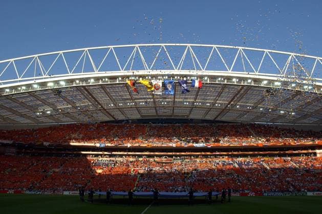 Vor dem Spiel Deutschland - Niederlande im Estadio do Drago steigen hunderte Luftballons in den portugiesischen Abendhimmel Fußball EM Herren Euro 2004, Europameisterschaft, Länderspiel, Nationalmannschaft, Nationalteam, Gruppe D, Totale Porto