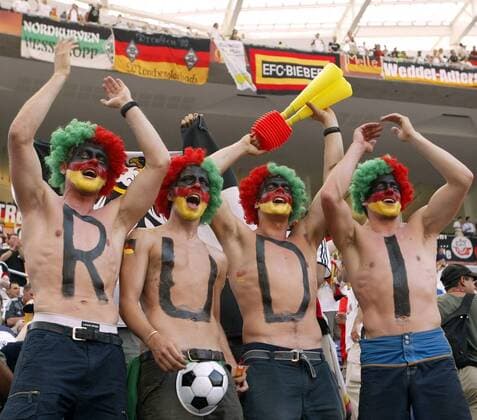 Rudi wir lieben Dich ! Vier deutsche Fans zeigen auf nackter Haut das der Teamchef der größte für sie ist Fußball EM Herren Euro 2004, Europameisterschaft, Länderspiel, Nationalmannschaft, Nationalteam, Gruppe D Gruppe Porto Freude,