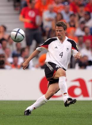 Christian Wörns (Deutschland) zieht ab Fußball EM Herren Euro 2004, Europameisterschaft, Länderspiel, Nationalmannschaft, Nationalteam, Gruppe D, Vdig Einzelbild Aufmacher Porto Dynamik,
