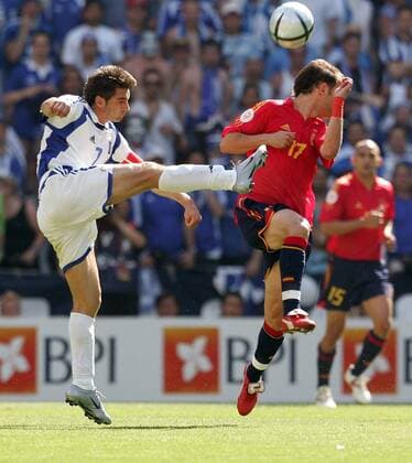 Theodoros Zagorakis (Griechenland, li.) mit gestrecktem Bein gegen Joseba Etxeberria (Spanien) Fußball EM Herren Euro 2004, Europameisterschaft, Länderspiel, Nationalmannschaft, Nationalteam, Gruppe A, Vdig Gruppe Porto Dynamik, Kampf,