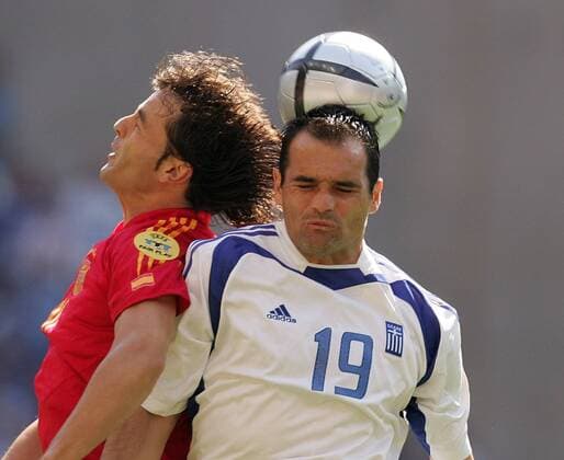 Michalis Kapsis (Griechenland, re.) gegen Fernando Morientes (Spanien) Fußball EM Herren Euro 2004, Europameisterschaft, Länderspiel, Nationalmannschaft, Nationalteam, Gruppe A, Vdig Gruppe Porto