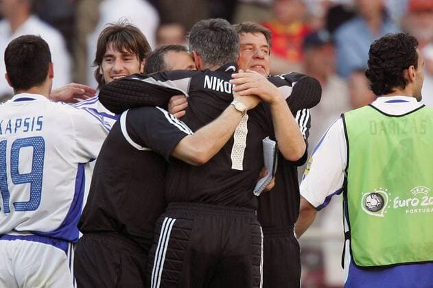 Nationaltrainer Otto Rehhagel (re.) umarmt Torwart Antonios Nikopolidis (beide Griechenland) Fußball EM Herren Euro 2004, Europameisterschaft, Nationalmannschaft, Nationalteam, Länderspiel, Vdig, Gruppe A Gruppe Porto Freude,