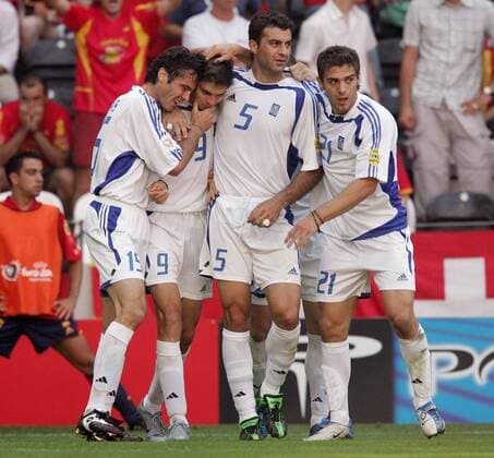Torjubel Griechenland, v.li.: Zisis Vryzas, Torschütze Angelos Charisteas, Traianos Dellas und Konstantinos Katsouranis Fußball EM Herren Euro 2004, Europameisterschaft, Nationalmannschaft, Nationalteam, Länderspiel, Vdig, Gruppe A Gruppe Porto Freude,
