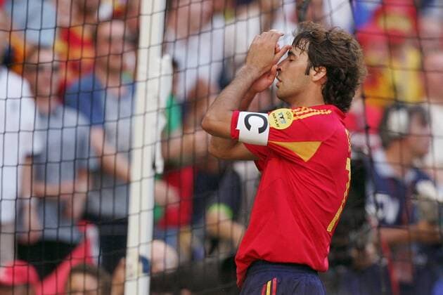 Raul Gonzalez (Spanien) enttäuscht Fußball EM Herren Euro 2004, Europameisterschaft, Nationalmannschaft, Nationalteam, Länderspiel, Vdig, Gruppe A Einzelbild Porto Enttäuschung,