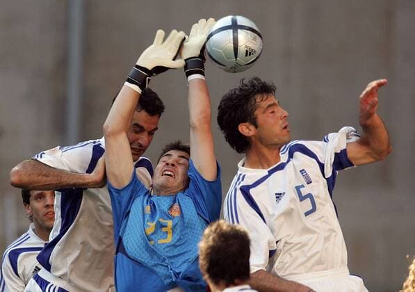Torwart Iker Casillas (Spanien) gegen Traianos Dellas (li.) und Zisis Vryzas (beide Griechenland) Fußball EM Herren Euro 2004, Europameisterschaft, Nationalmannschaft, Nationalteam, Länderspiel, Vdig, Gruppe A Gruppe Porto Kampf,