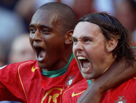 Maniche (re.) und Miguel (beide Portugal) - Torjubel - VERÖFFENTLICHUNGSRECHTE NUR FÜR DEUTSCHE MEDIEN Fußball EM Herren Euro 2004, Europameisterschaft, Länderspiel, Nationalmannschaft, Nationalteam, Gruppe A Gruppe Lissabon Freude, Begeisterung,