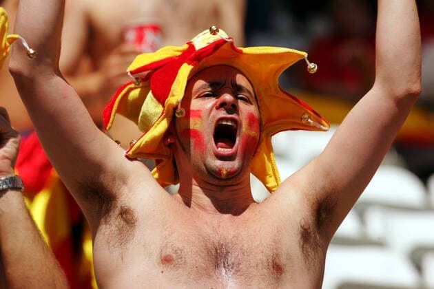 Spanischer Fan mit skurriler Kopfbedeckung feuert an Fußball EM Herren Euro 2004, Europameisterschaft, Länderspiel, Nationalmannschaft, Nationalteam, Gruppe A Einzelbild Porto Begeisterung