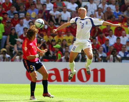 Carles Puyol (Spanien, li.) gegen Stylianos Giannakopoulos (Griechenland) Fußball EM Herren Euro 2004, Europameisterschaft, Länderspiel, Nationalmannschaft, Nationalteam, Gruppe A Gruppe Porto Dynamik,