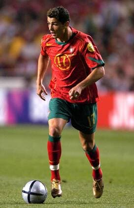 Cristiano Ronaldo (Portugal) am Ball Fußball EM Herren Euro 2004, Europameisterschaft, Länderspiel, Nationalmannschaft, Nationalteam, Gruppe A Einzelbild Lissabon