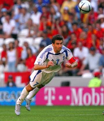 Theodoros Zagorakis (Griechenland) - Flugkopfball Fußball EM Herren Euro 2004, Europameisterschaft, Länderspiel, Nationalmannschaft, Nationalteam, Gruppe A Einzelbild Porto Dynamik,