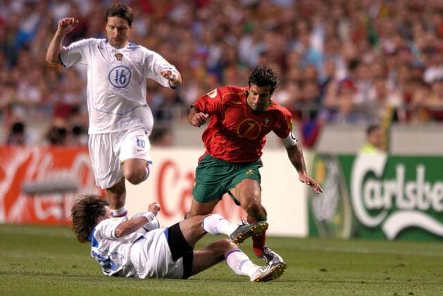 Luis Figo (Portugal, re.) wird von Dmitri Loskov (Rußland) attackiert Fußball EM Herren Euro 2004, Europameisterschaft, Länderspiel, Nationalmannschaft, Nationalteam, Gruppe A Gruppe Lissabon