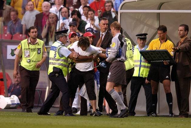 Die Polizei stoppt den Skandalreporter Otar Kushinashvili, der den vom Platz gestellten russischen Torwart anging, re. Ersatztorwart Viacheslav Malafeev (Rußland) Fußball EM Herren Euro 2004, Europameisterschaft, Länderspiel, Nationalmannschaft, Nationalteam, Gruppe A Gruppe Sicherheitskraft Sicherheitskräfte, Security Lissabon, festhalten, festnehmen, Festnahme Spannung,