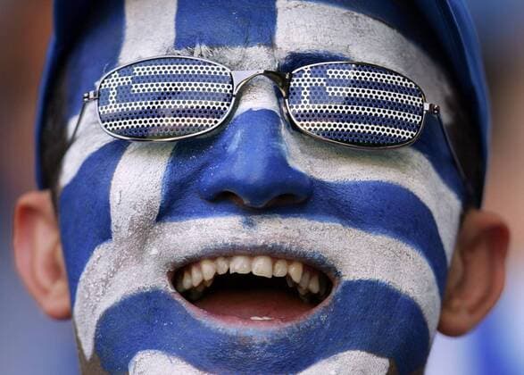 Griechischer Fan mit Gesichtsbemalung sieht alles durch eine blau-weiße Brille Fußball EM Herren Euro 2004, Europameisterschaft, Länderspiel, Nationalmannschaft, Nationalteam, Gruppe A Porträt Aufmacher Porto Freude,