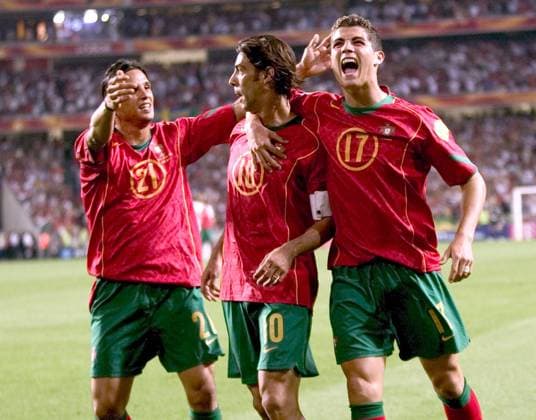 Torjubel Portugal, v. re.: Cristiano Ronaldo, Torschütze Rui Costa und Nuno Gomes Fußball EM Herren Euro 2004, Europameisterschaft, Länderspiel, Nationalmannschaft, Nationalteam, Gruppe A Gruppe Lissabon