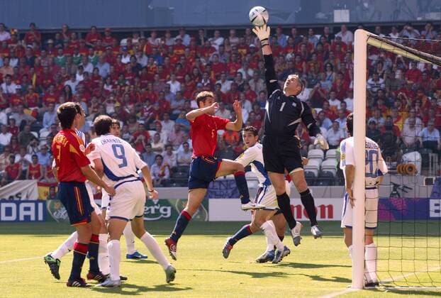 Torwart Antonios Nikopolidis (re., Griechenland) klärt vor Ivan Helguera (Spanien) Fußball EM Herren Euro 2004, Europameisterschaft, Länderspiel, Nationalmannschaft, Nationalteam, Gruppe A, Vdig Gruppe Porto Dynamik, Abwehr,