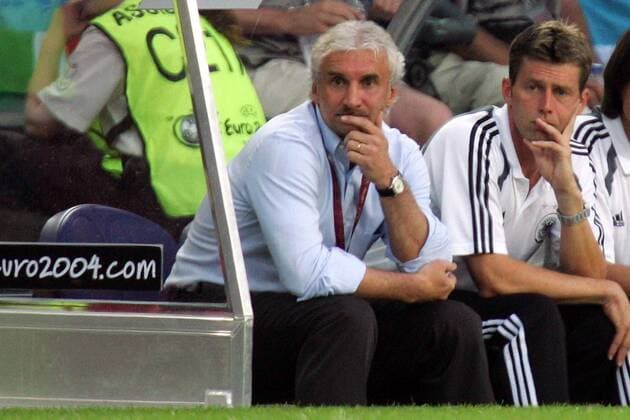 Teamchef Rudi Völler (li.) und Bundestrainer Michael Skibbe (beide Deutschland) nachdenklich auf der Bank Fußball EM Herren Euro 2004, Europameisterschaft, Länderspiel, Nationalmannschaft, Nationalteam, Gruppe D, Vdig Gruppe Porto Nachdenklichkeit,