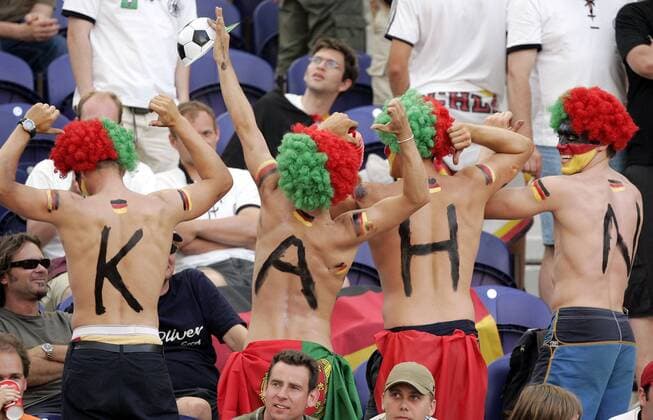 Deutsche Fans zeigen eine Performance für Oliver Kahn Fußball EM Herren Euro 2004, Europameisterschaft, Länderspiel, Nationalmannschaft, Nationalteam, Gruppe D, Vdig Gruppe Porto