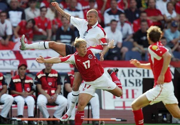 Christoph Spycher (vorn, Schweiz) gegen David Beckham (England) Fußball EM Herren Euro 2004, Europameisterschaft, Länderspiel, Nationalmannschaft, Nationalteam, Gruppe B, Vdig Gruppe Coimbra Dynamik, Kampf,