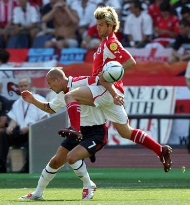 Raphael Wicky (re., Schweiz) gegen David Beckham (England) Fußball EM Herren Euro 2004, Europameisterschaft, Länderspiel, Nationalmannschaft, Nationalteam, Gruppe B, Vdig Gruppe Coimbra Dynamik, Kampf,
