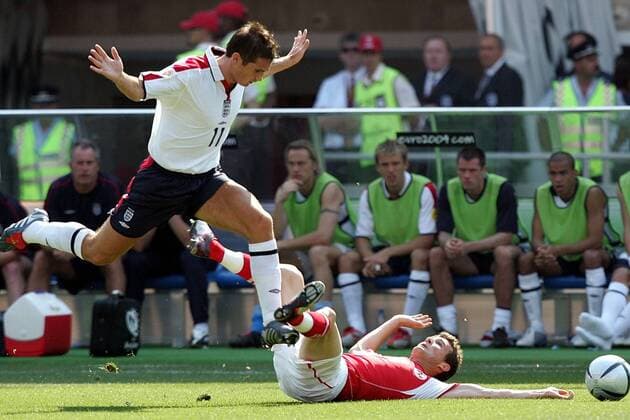 Frank Lampard (li., England) gegen Alexander Frei (Schweiz) Fußball EM Herren Euro 2004, Europameisterschaft, Länderspiel, Nationalmannschaft, Nationalteam, Gruppe B, Vdig Gruppe Coimbra Dynamik,