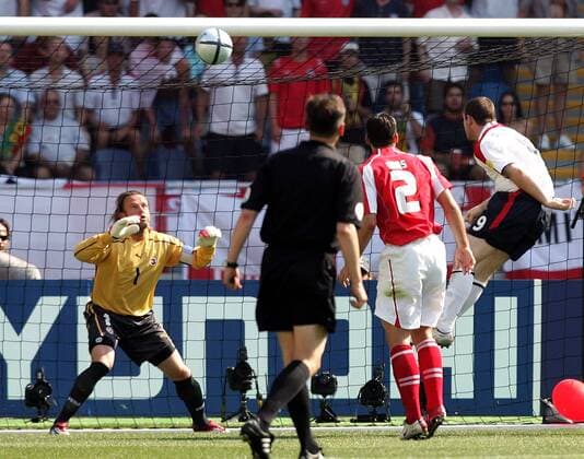 Wayne Rooney (re., England) erzielt das 1:0, Torwart Jörg Stiel (Schweiz) sieht den Ball kommen, kann ihn aber nicht abwehren Fußball EM Herren Euro 2004, Europameisterschaft, Länderspiel, Nationalmannschaft, Nationalteam, Gruppe B, Vdig Gruppe Coimbra Dynamik, Spannung,