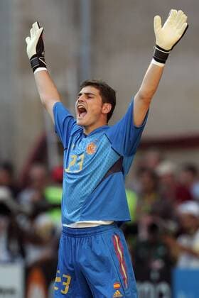 Torwart Iker Casillas (Spanien) jubelt Fußball EM Herren Euro 2004, Europameisterschaft, Länderspiel, Nationalmannschaft, Nationalteam, Gruppe A, Einzelbild Porto Freude,