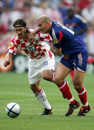 Zinedine Zidane (Frankreich, re.) gegen Niko Kovac (Kroatien) Fußball EM Herren Euro 2004, Europameisterschaft, Länderspiel, Nationalmannschaft, Nationalteam, Gruppe B, Gruppe Leiria Dynamik, Kampf,