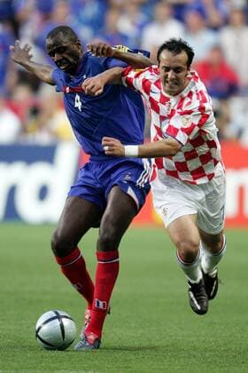 Milan Rapaic (Kroatien, re.) gegen Patrick Vieira (Frankreich) Fußball EM Herren Euro 2004, Europameisterschaft, Länderspiel, Nationalmannschaft, Nationalteam, Gruppe B Gruppe Leiria Dynamik, Kampf,
