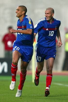 David Trezeguet (li.) und Zinedine Zidane (beide Frankreich) - Torjubel Fußball EM Herren Euro 2004, Europameisterschaft, Länderspiel, Nationalmannschaft, Nationalteam, Gruppe B Gruppe Leiria Freude,