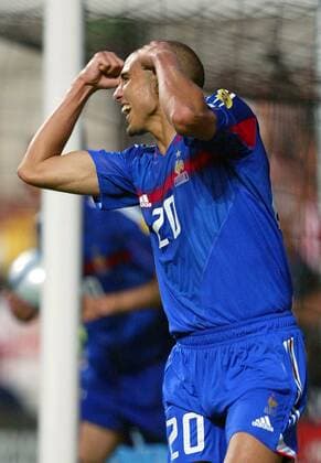 David Trezeguet (Frankreich) lässt beim Torjubel die Muskeln spielen Fußball EM Herren Euro 2004, Europameisterschaft, Länderspiel, Nationalmannschaft, Nationalteam, Gruppe B Einzelbild Leiria Freude,
