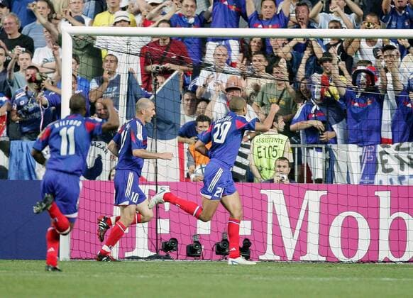 David Trezeguet (re.) und Zinedine Zidane (beide Frankreich) - Torjubel mit dem Publikum Fußball EM Herren Euro 2004, Europameisterschaft, Länderspiel, Nationalmannschaft, Nationalteam, Gruppe B Gruppe Leiria Freude,