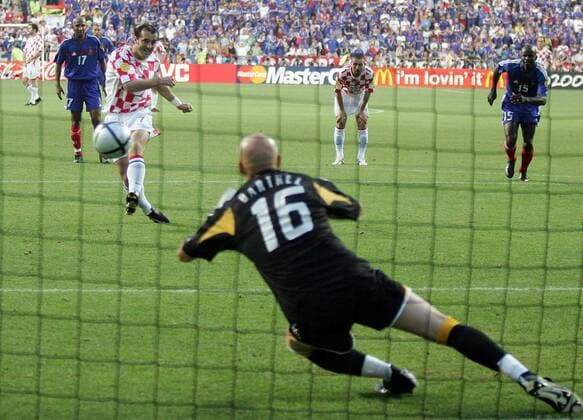 Milan Rapaic (Kroatien) erzielt das 1:1 gegen Torwart Fabien Barthez (Frankreich) per Elfmeter Fußball EM Herren Euro 2004, Europameisterschaft, Länderspiel, Nationalmannschaft, Nationalteam, Gruppe B Gruppe Leiria Dynamik,