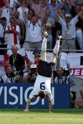 Wayne Rooney (England) bietet sowohl den Zuschauern als auch den Fotografen bei seinem Torjubel eine zusätzliche Einlage Fußball EM Herren Euro 2004, Europameisterschaft, Länderspiel, Nationalmannschaft, Nationalteam, Gruppe B Einzelbild Coimbra Freude, Begeisterung,