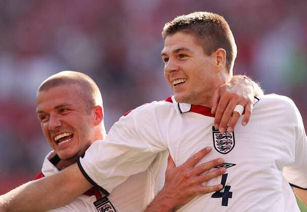 David Beckham (li.) und Steven Gerrard (beide England) - Torjubel Fußball EM Herren Euro 2004, Europameisterschaft, Länderspiel, Nationalmannschaft, Nationalteam, Gruppe B Gruppe Coimbra Begeisterung, Freude,