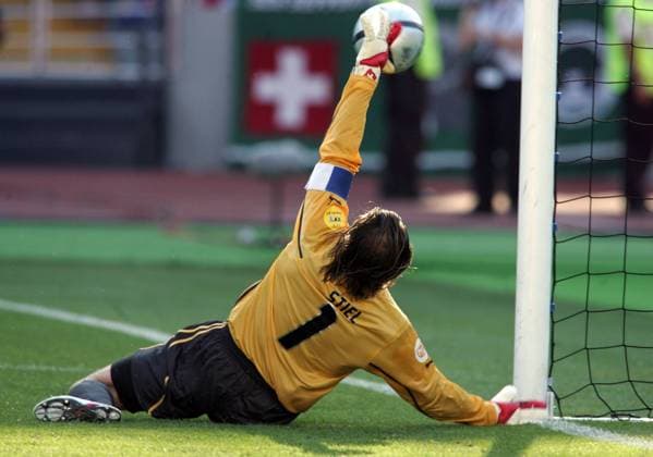 Torwart Jörg Stiel (Schweiz) kann auch mit größtem Einsatz das 0:3 nicht verhindern Fußball EM Herren Euro 2004, Europameisterschaft, Länderspiel, Nationalmannschaft, Nationalteam, Gruppe B Einzelbild Coimbra Abwehr, Dynamik,