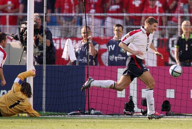 Torschütze Steven Gerrard (England, re.) dreht jubelnd ab, Torwart Stiel (Schweiz) ist geschlagen Fußball EM Herren Euro 2004, Europameisterschaft, Länderspiel, Nationalmannschaft, Nationalteam, Gruppe B Gruppe Coimbra Dynamik,
