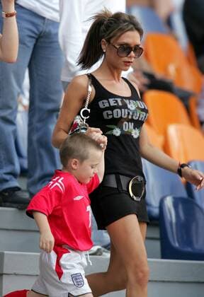 Victoria Beckham, Ehefrau von David Beckham (England), mit Sohn Brooklyn auf der Tribüne Fußball EM Herren Euro 2004, Europameisterschaft, Länderspiel, Nationalmannschaft, Nationalteam, Gruppe B Gruppe Coimbra